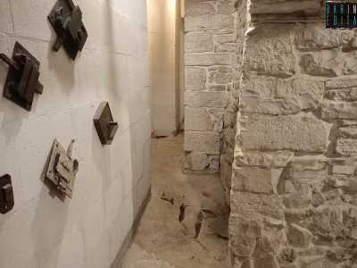 Ci troviamo subito in uno stretto corridoio: nei secoli passati era adibito a cantina e la pavimentazione ancora oggi rappresenta il selciato originale dell�antica strada voluta da Traiano